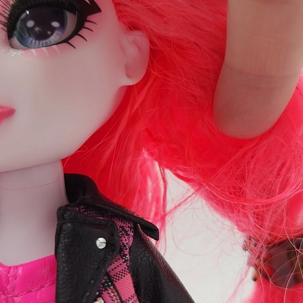 Shadow High Rainbow Vision  Mara‎ Pinkett Doll with Pink Hair and Outfit